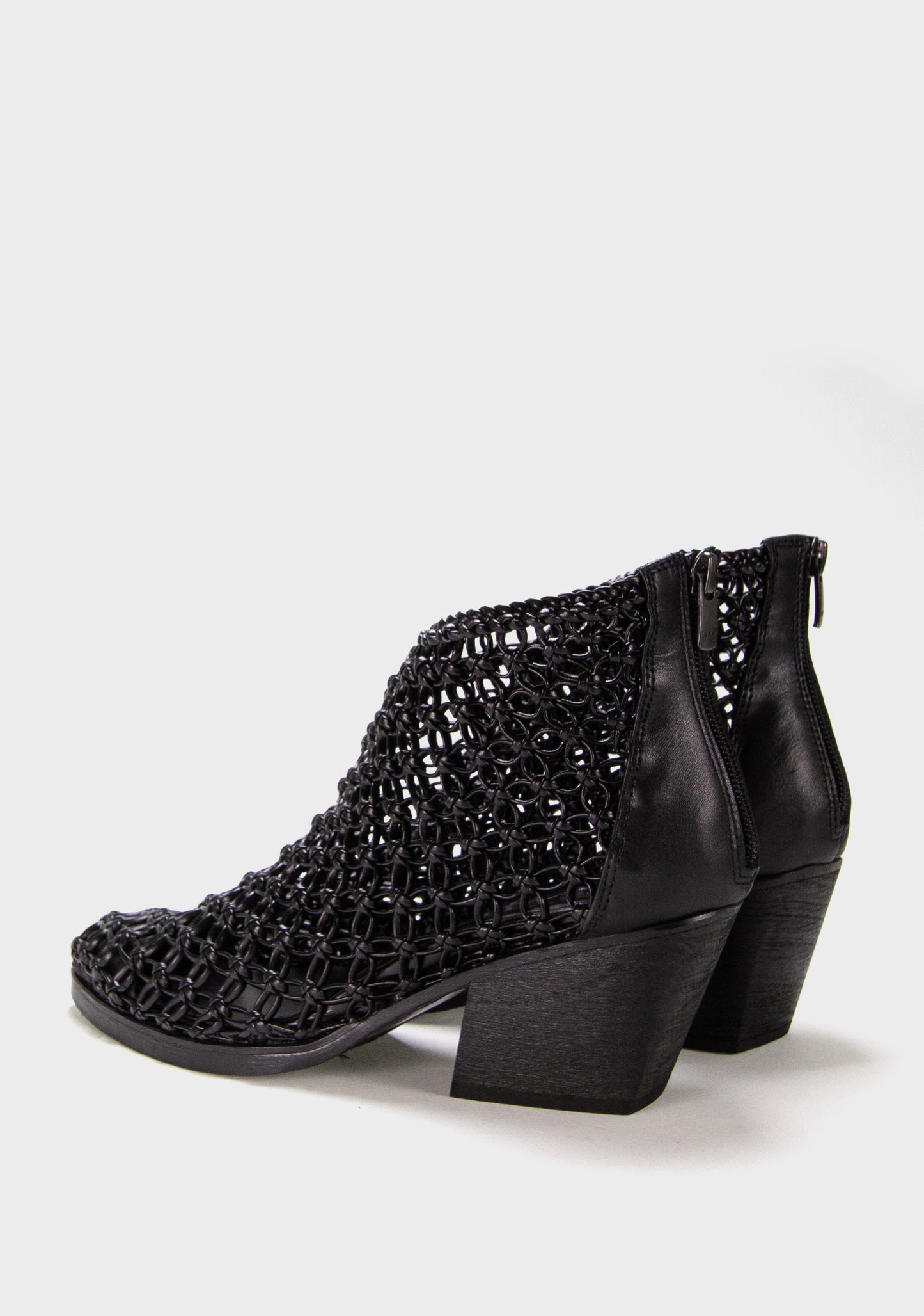 crna cipela sa visokom petom