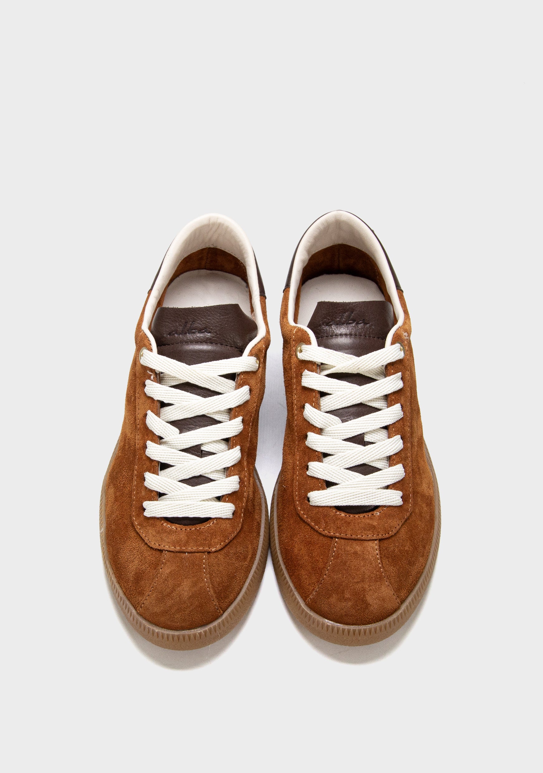 braon alba patike od velura sa belim pertlama