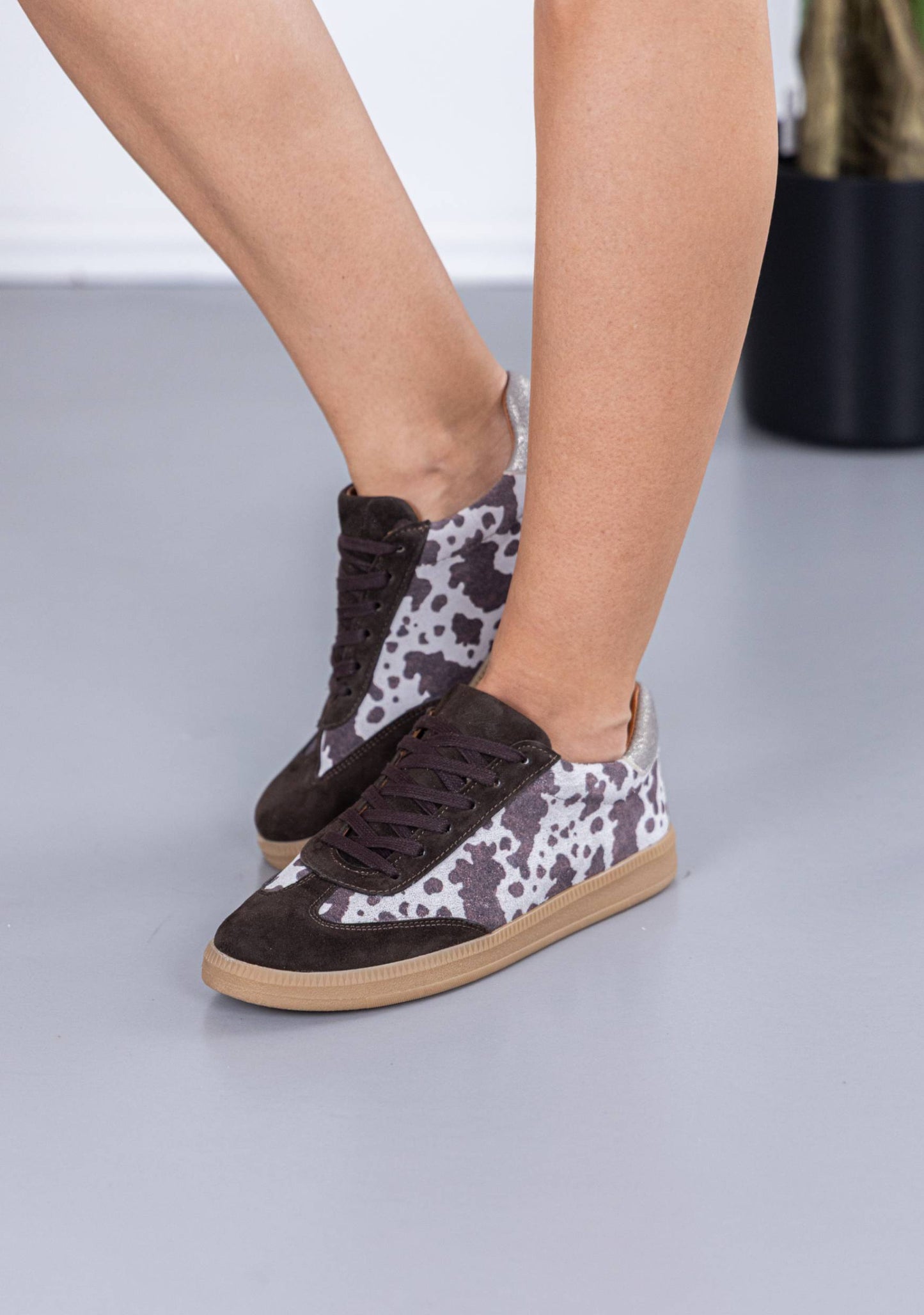 braon kozne zenske patike sa printom