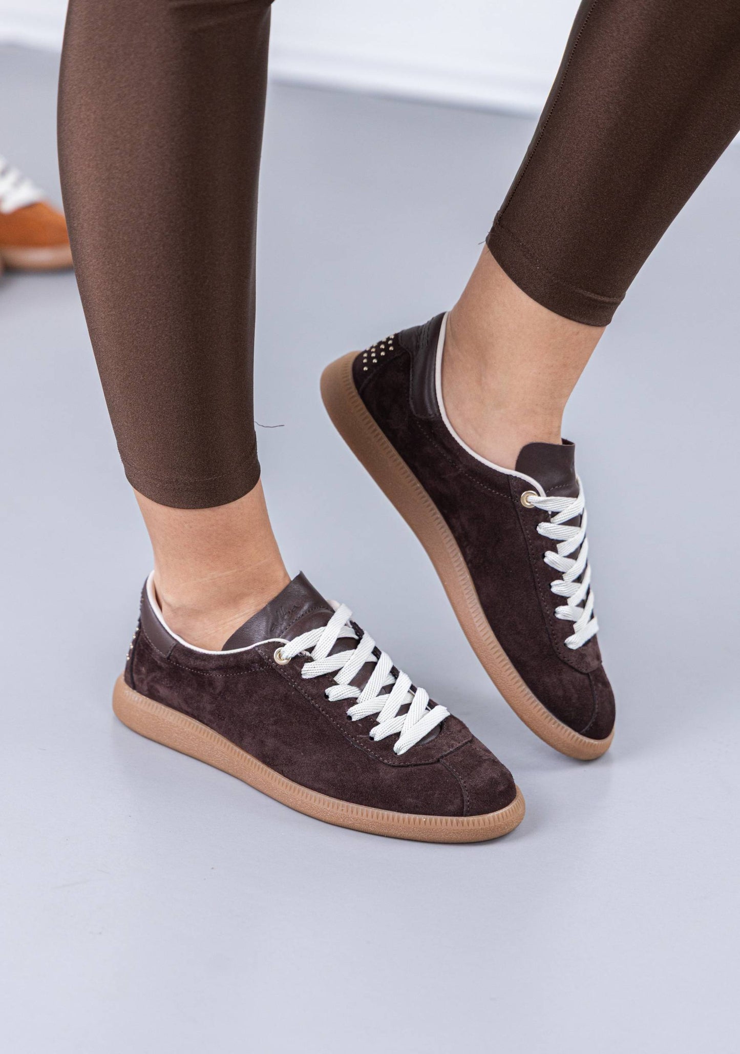 Čokoladna braon zenska patika od velura