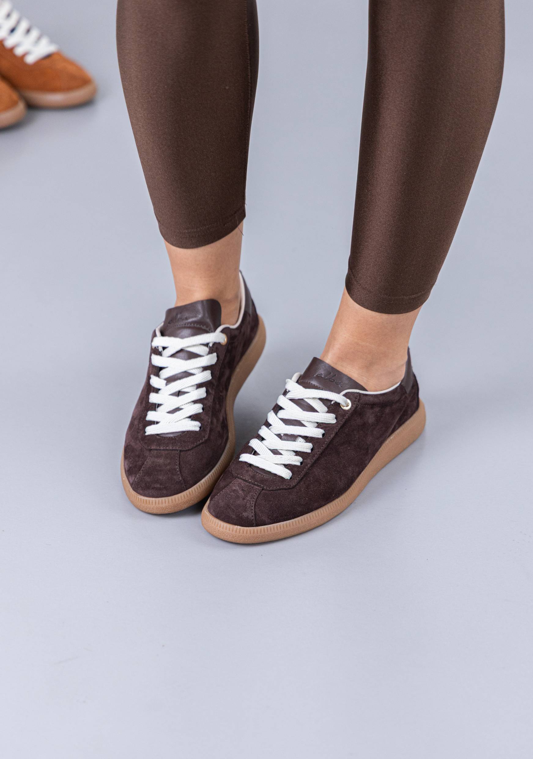 Čokoladna braon zenska patika od velura