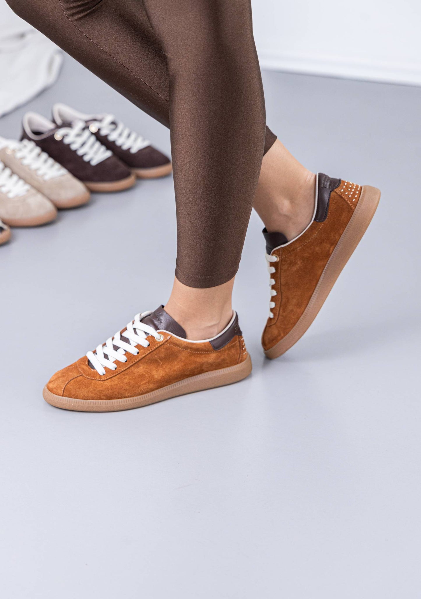 braon alba patike od velura sa belim pertlama