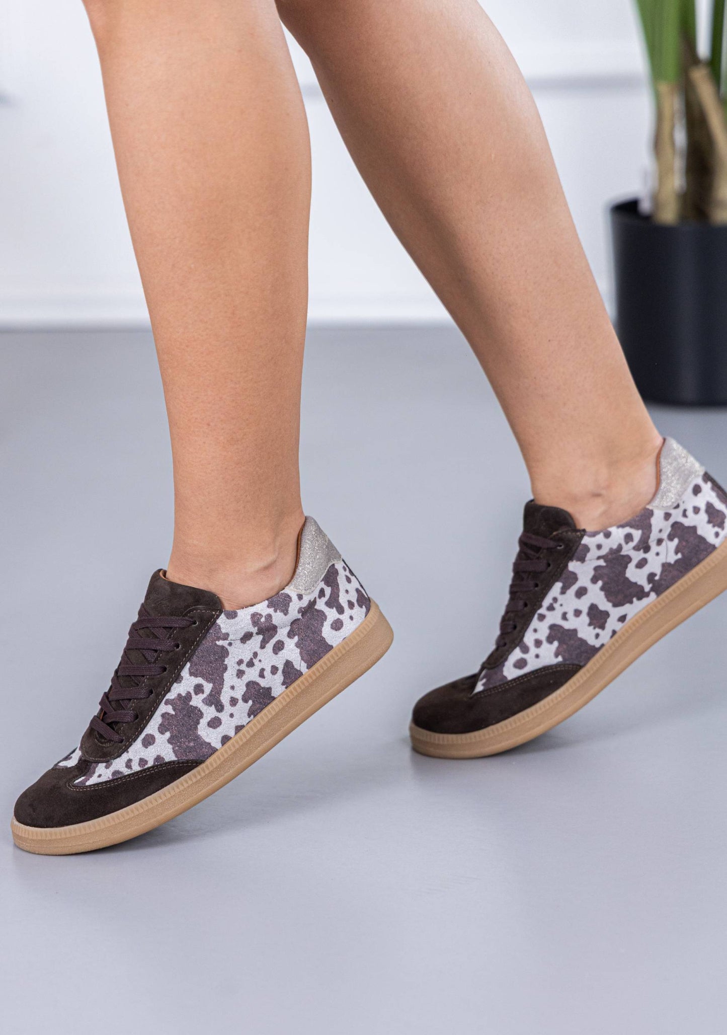 braon kozne zenske patike sa printom