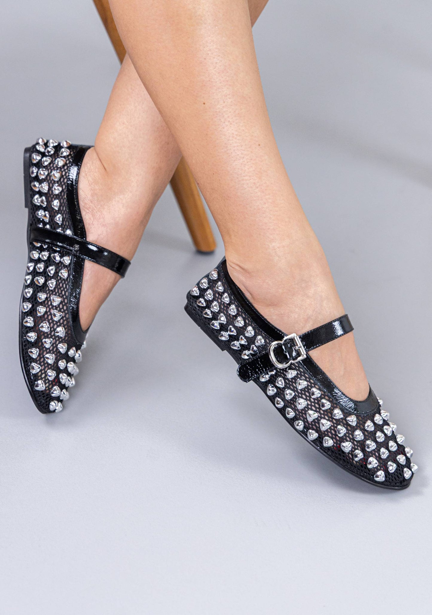 crna boja zenske baletanke sa srebrnim detaljima