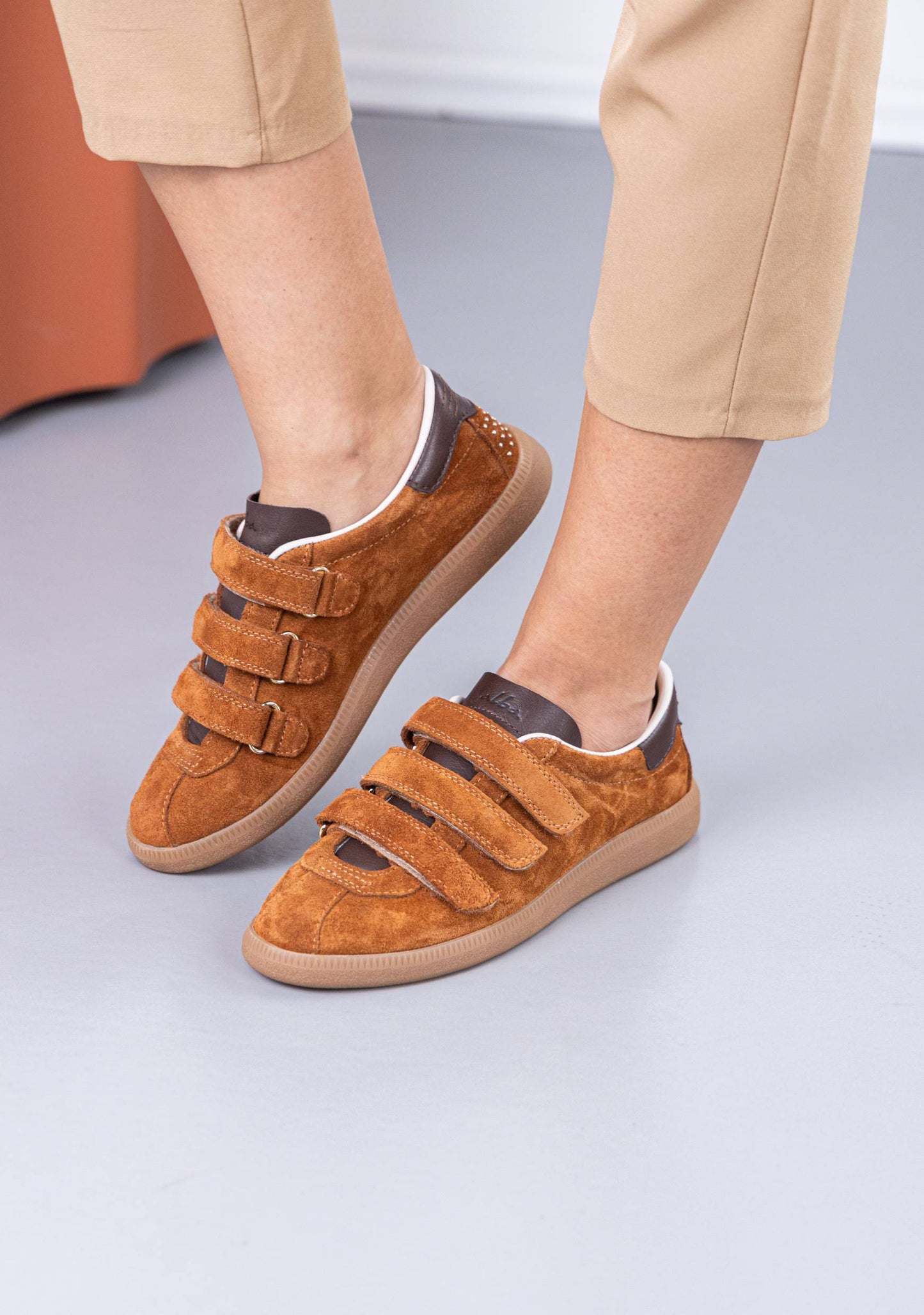 braon zenske patike na cicak od velura