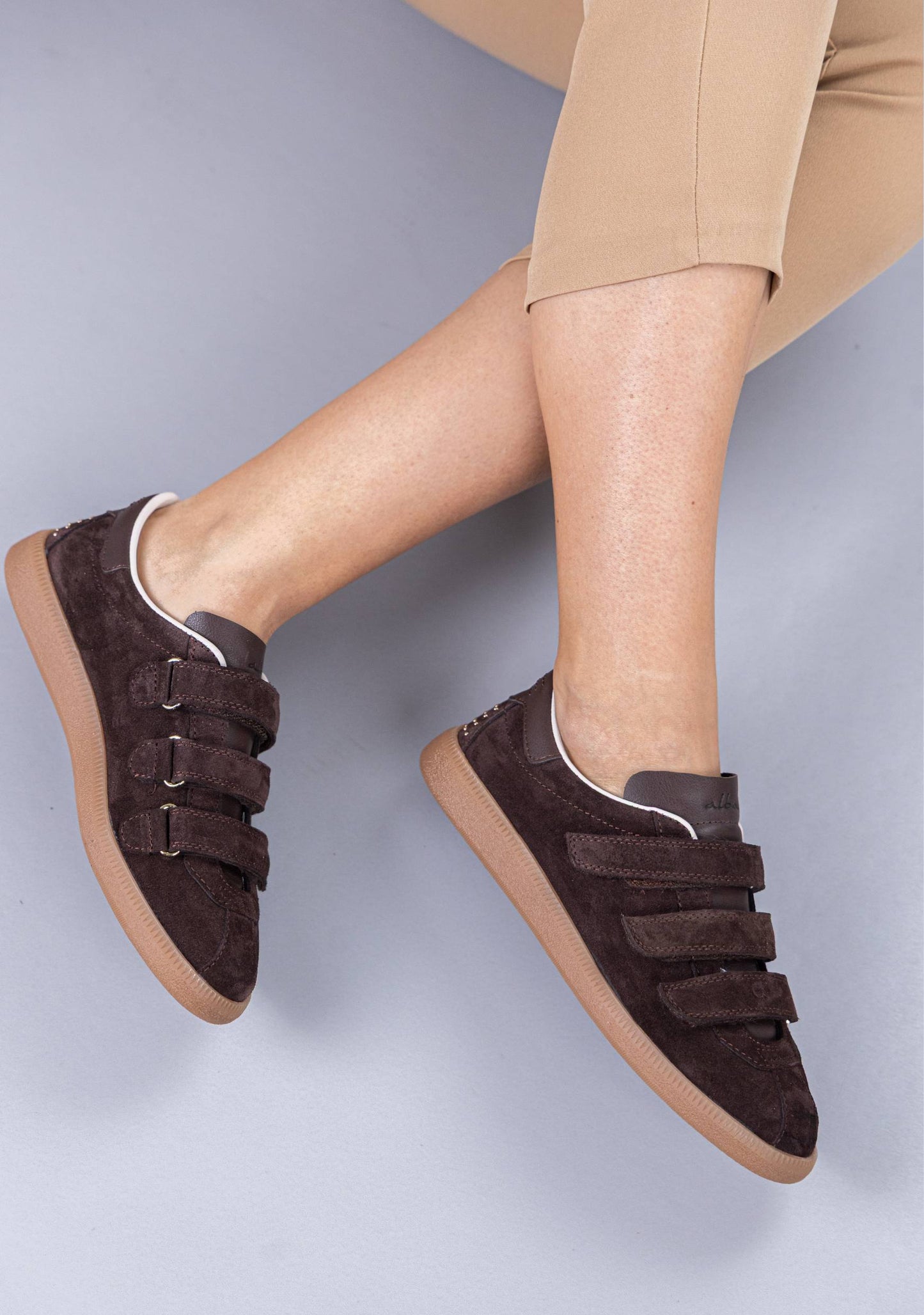 tamno braon zenske patike na cicak od velura