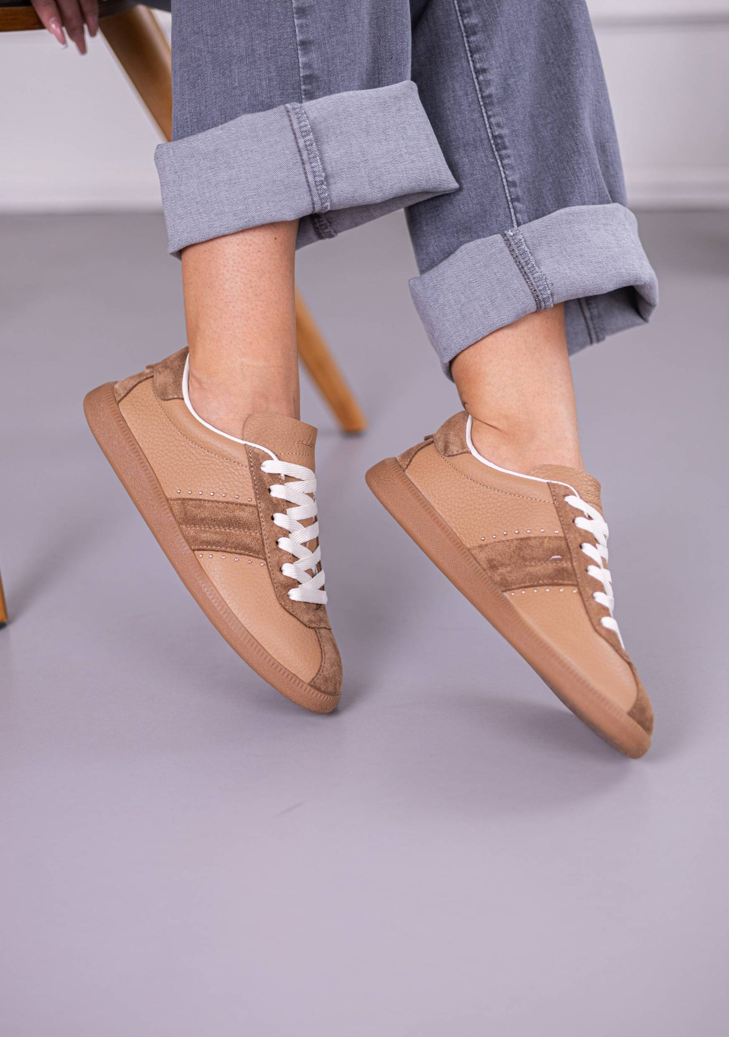 braon zenske patike sa belim pertlama