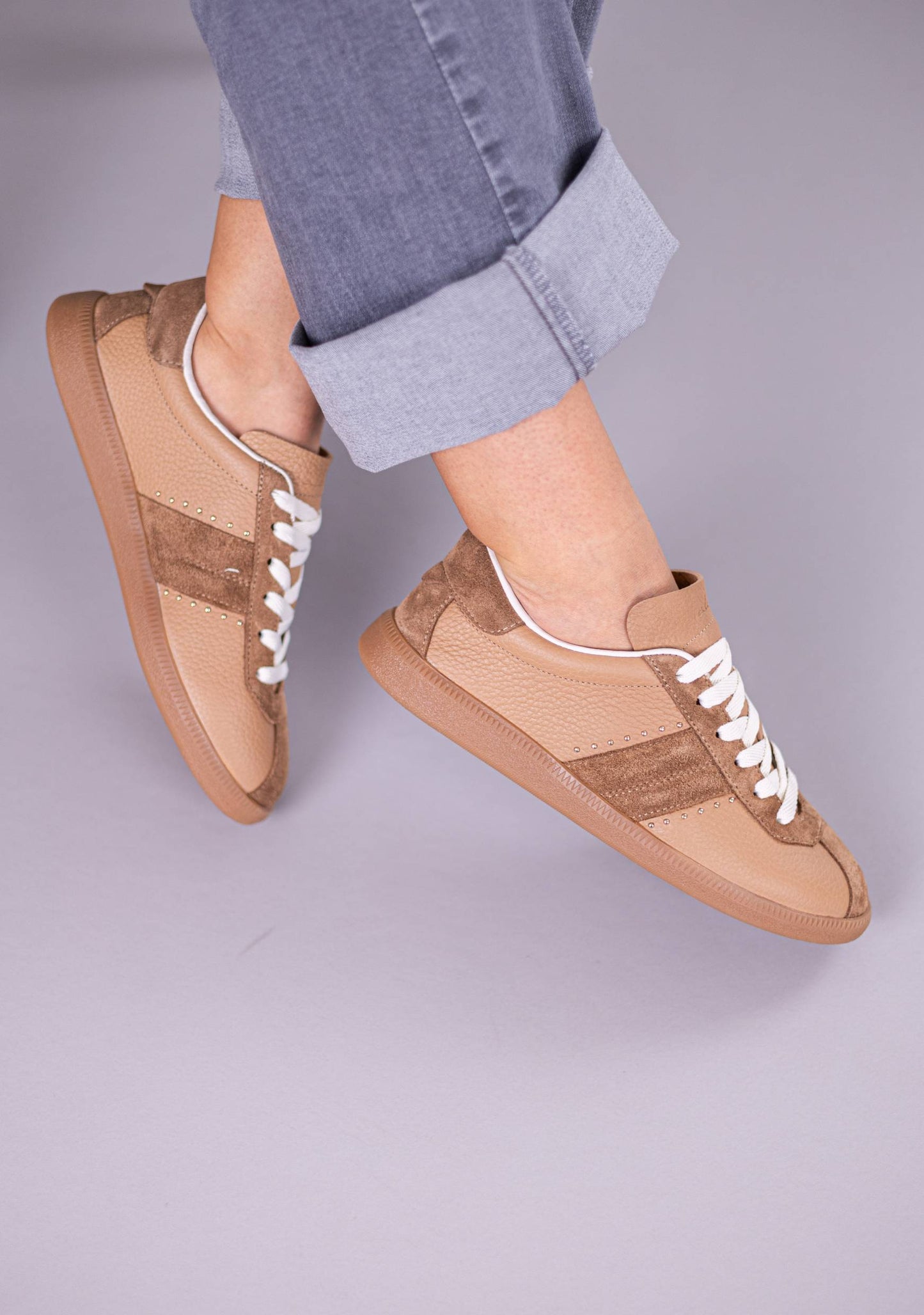 braon zenske patike sa belim pertlama