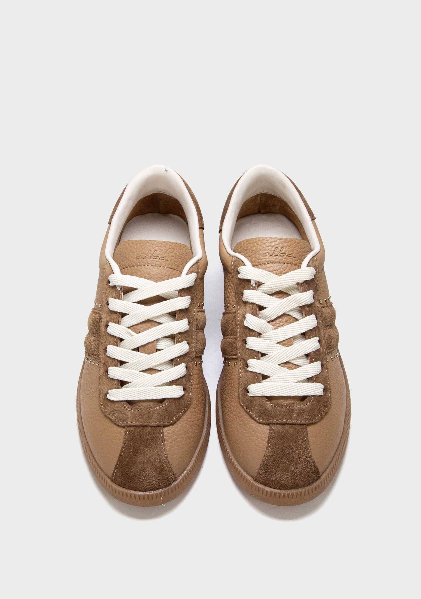 braon zenske patike sa belim pertlama