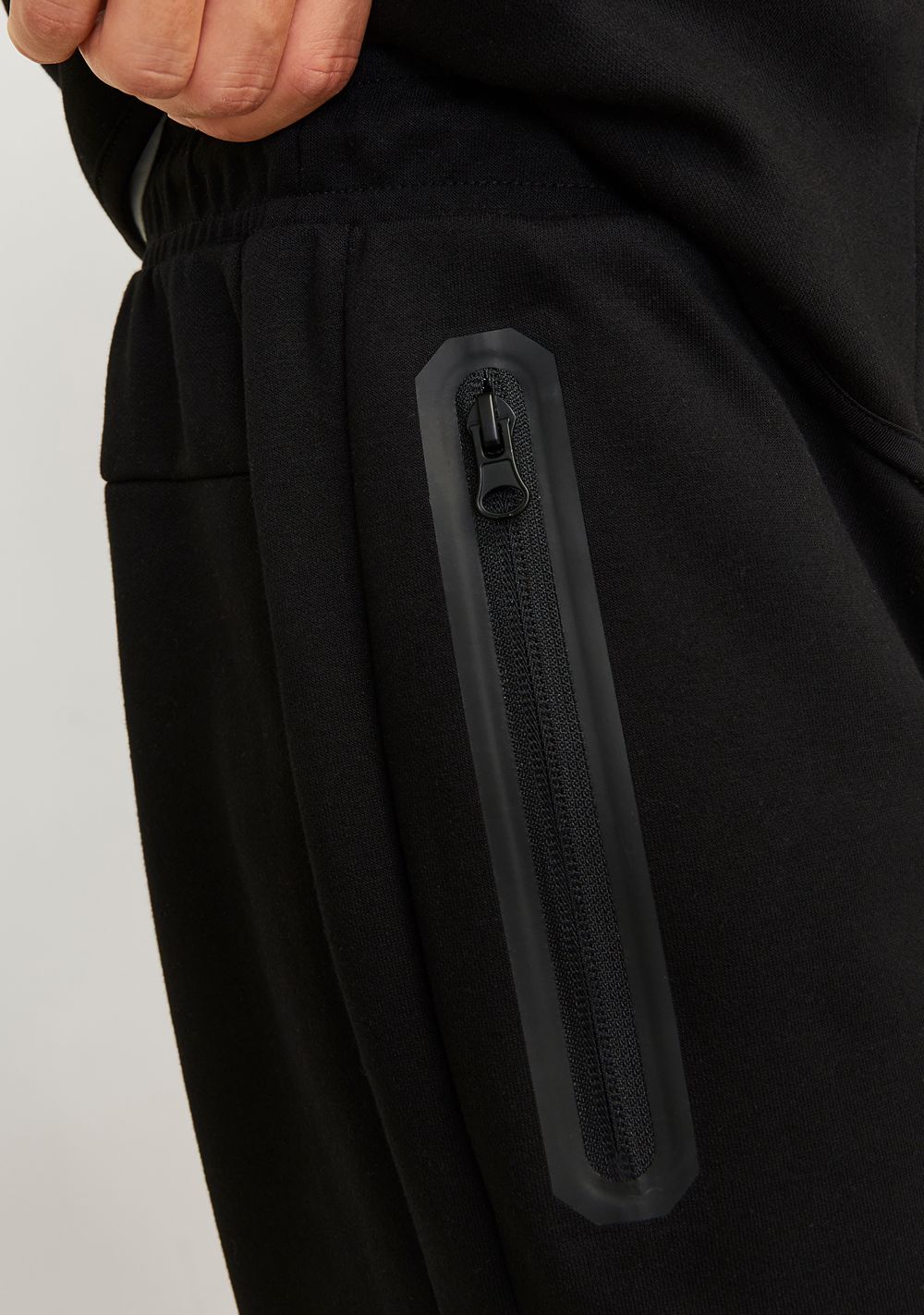 jack jones muska trenerka crna