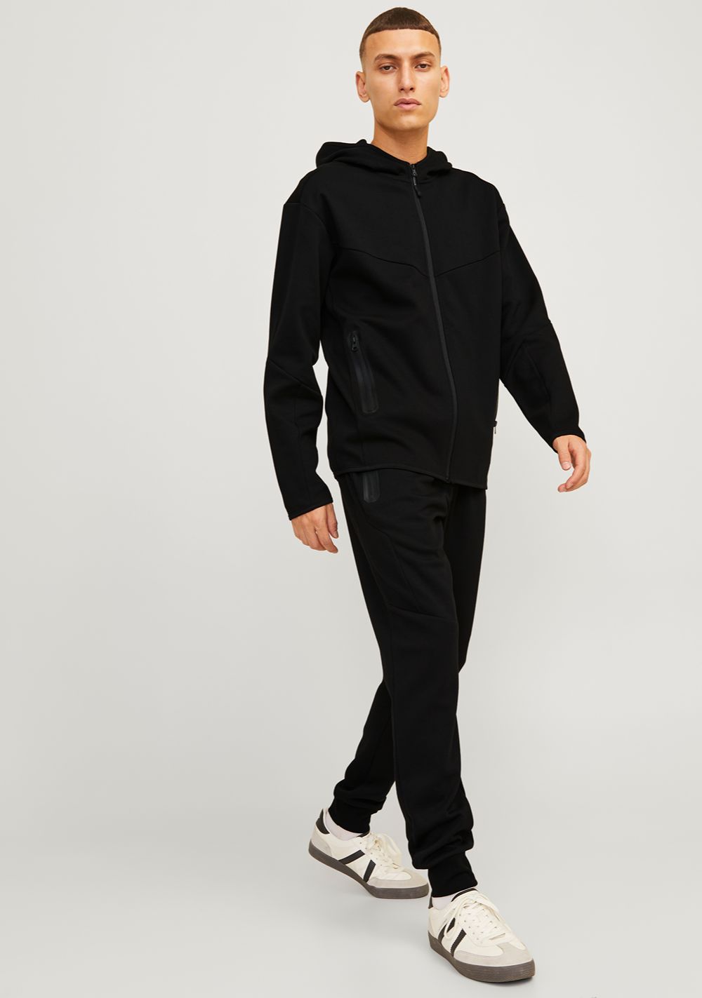 jack jones muska trenerka crna