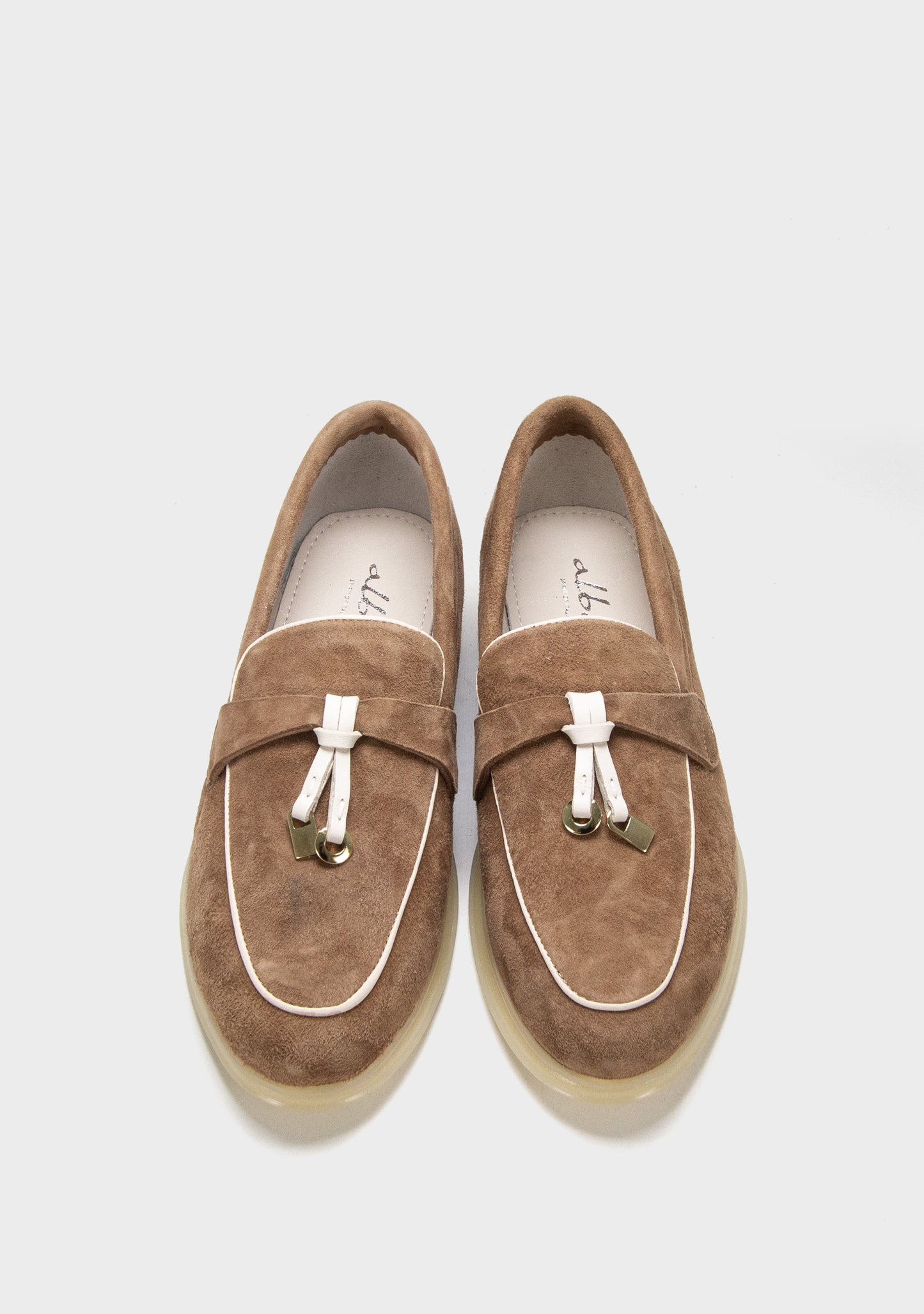 braon zenske mokasine od velura sa kontrastnim linijama