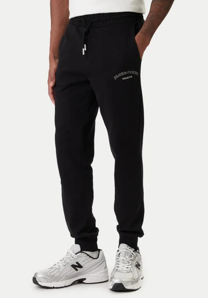 jack jones muska trenerka crna
