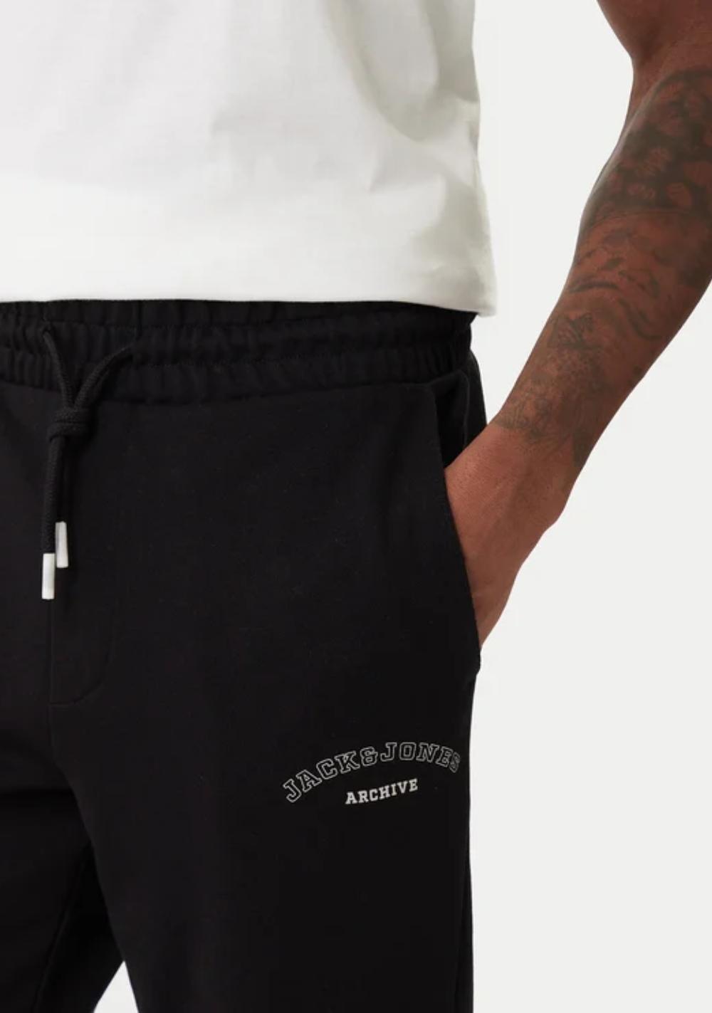 jack jones muska trenerka crna